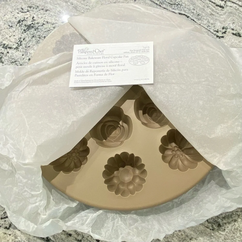 Pampered Chef Silicone Bakeware Floral Cupcake Pan, item #1613 New in Box